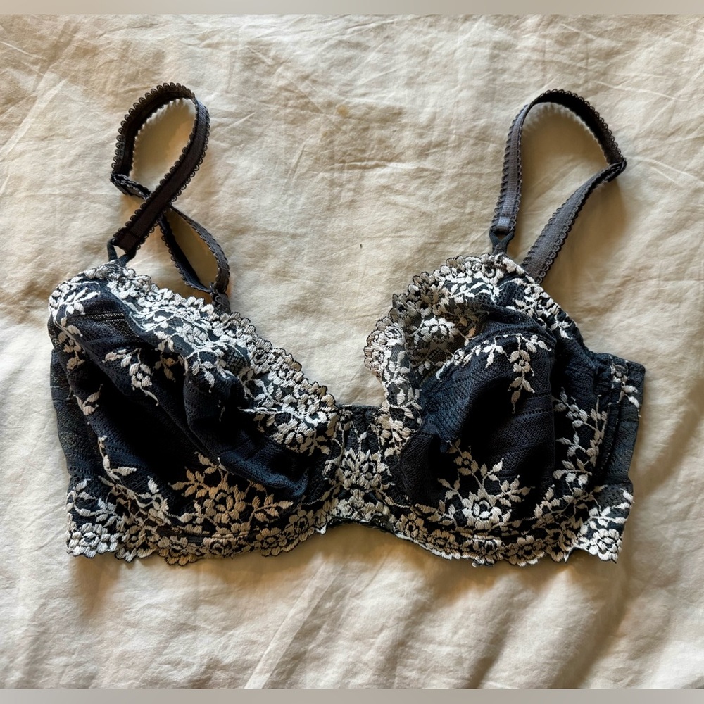 Elegant gray and White Lace Bra 34dd